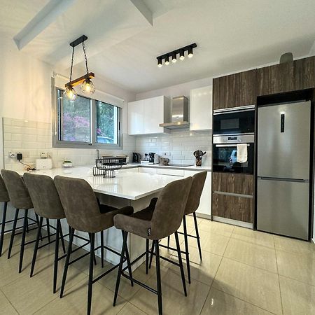 Modern 2Br Apartment With Pool, Veranda & Garden In Paphos Eksteriør billede