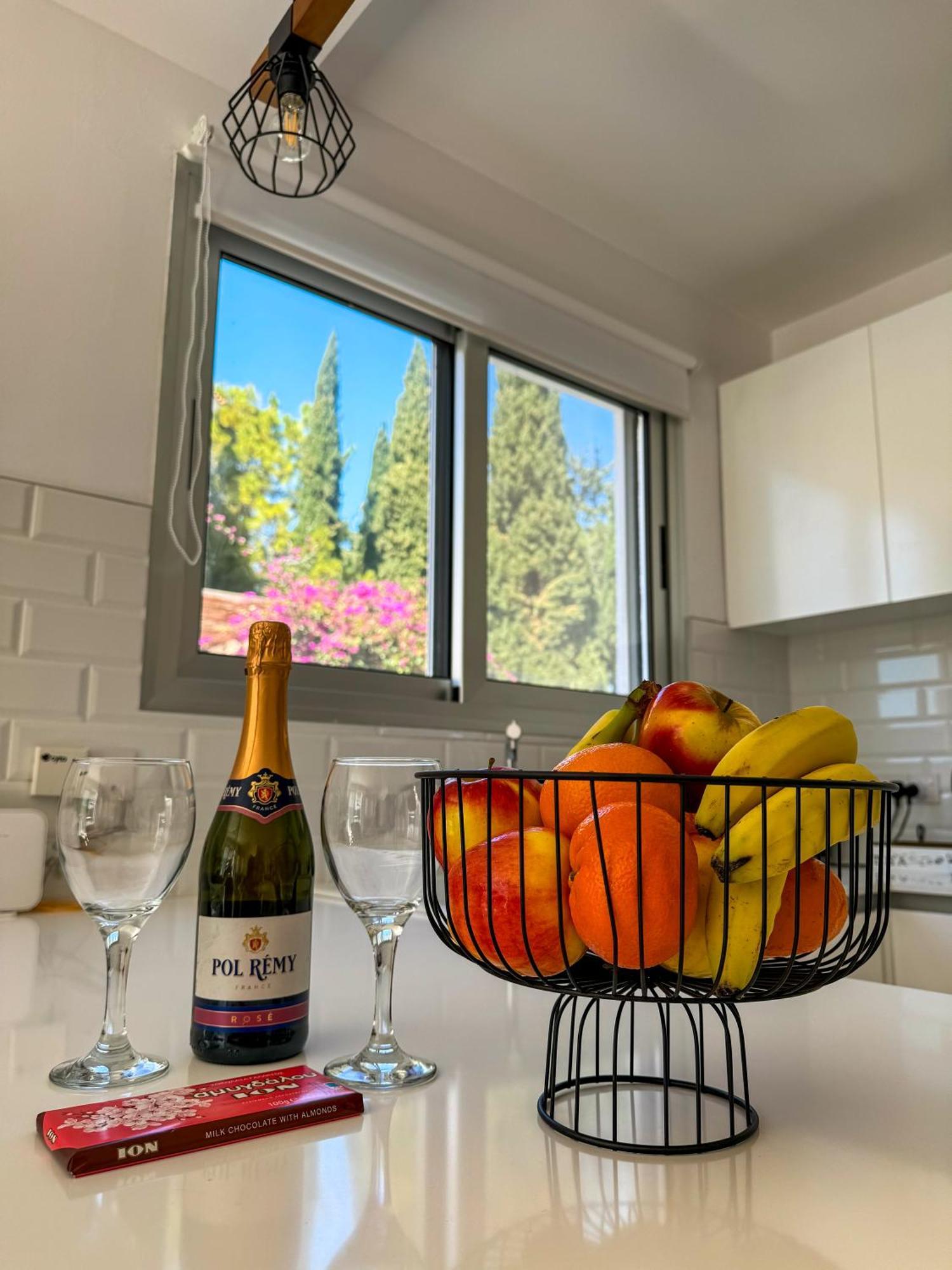 Modern 2Br Apartment With Pool, Veranda & Garden In Paphos Eksteriør billede