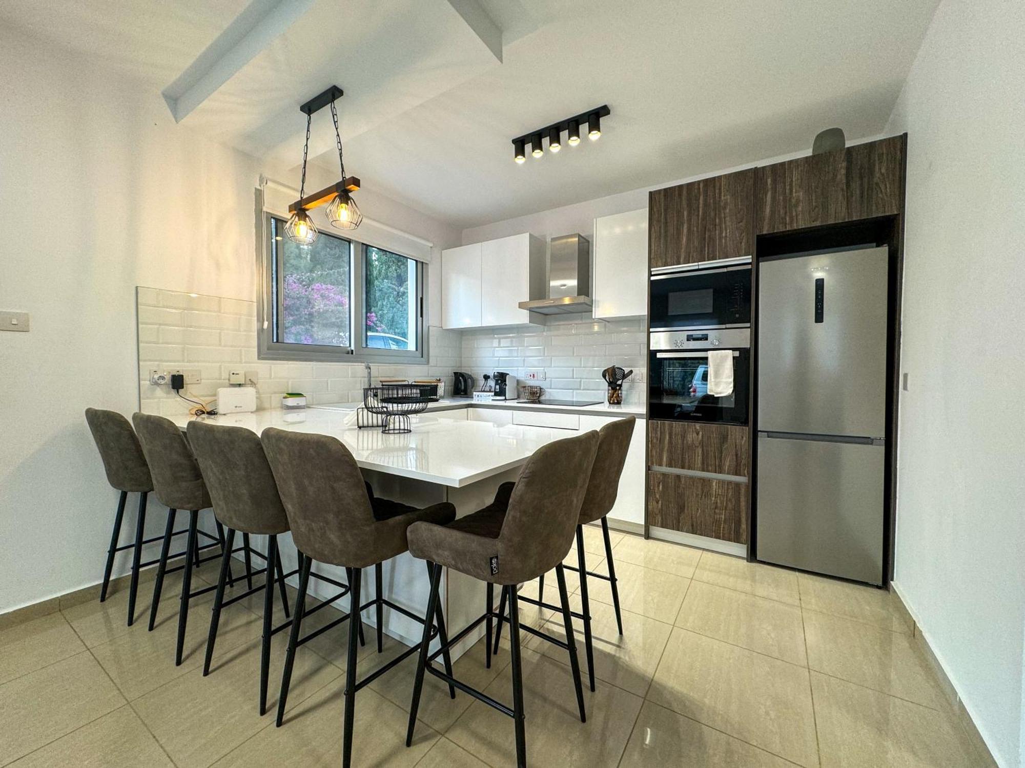 Modern 2Br Apartment With Pool, Veranda & Garden In Paphos Eksteriør billede