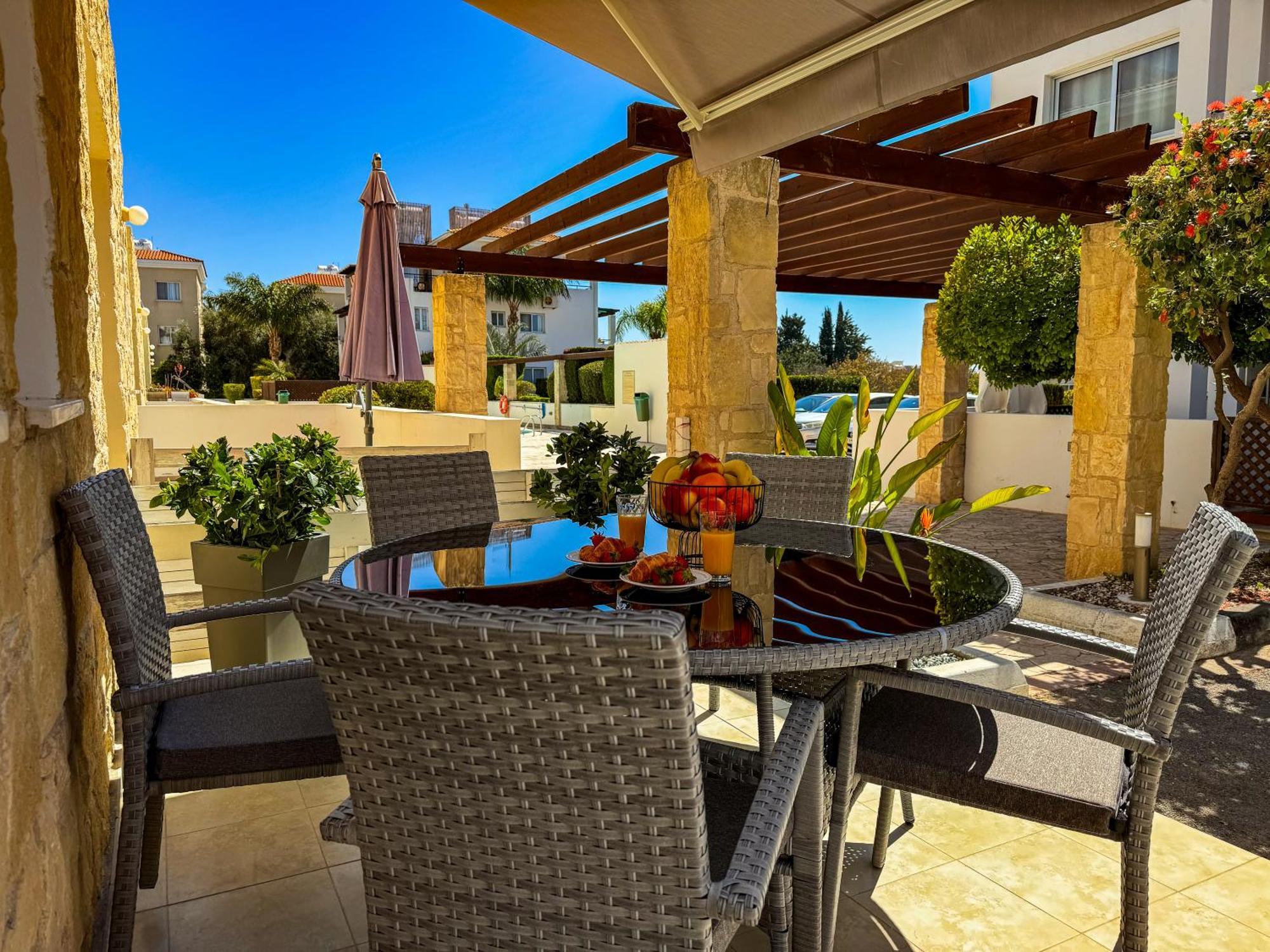 Modern 2Br Apartment With Pool, Veranda & Garden In Paphos Eksteriør billede
