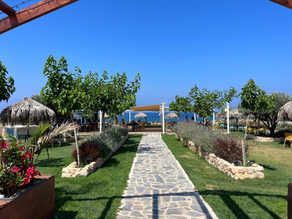 Modern 2Br Apartment With Pool, Veranda & Garden In Paphos Eksteriør billede