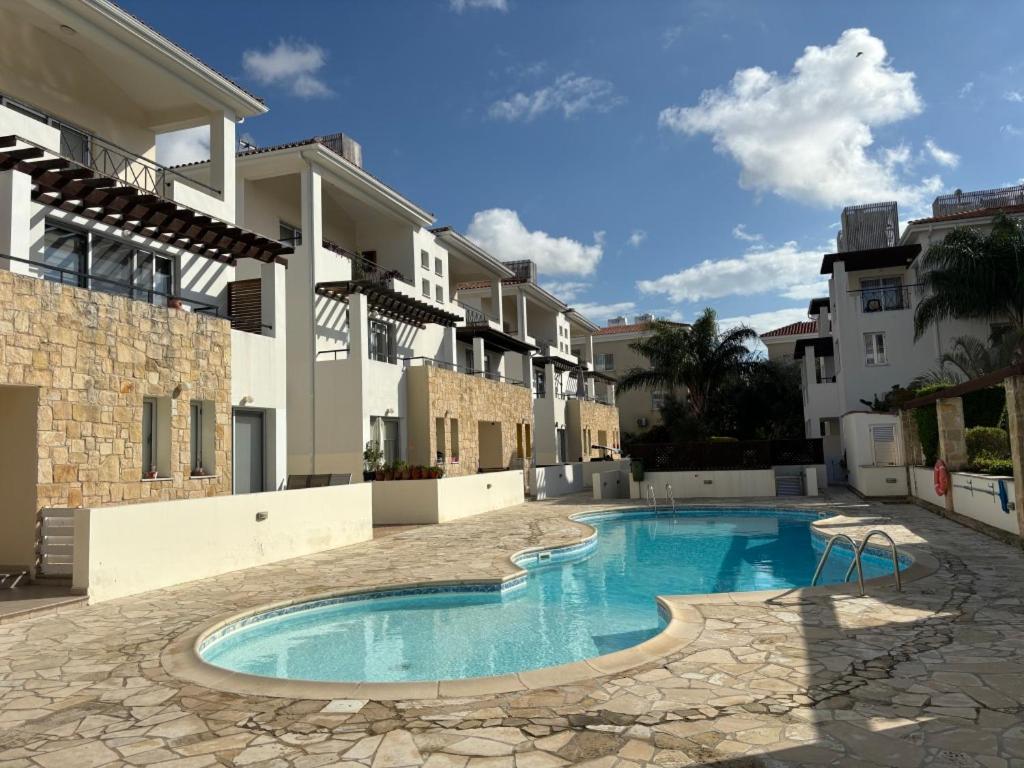 Modern 2Br Apartment With Pool, Veranda & Garden In Paphos Eksteriør billede