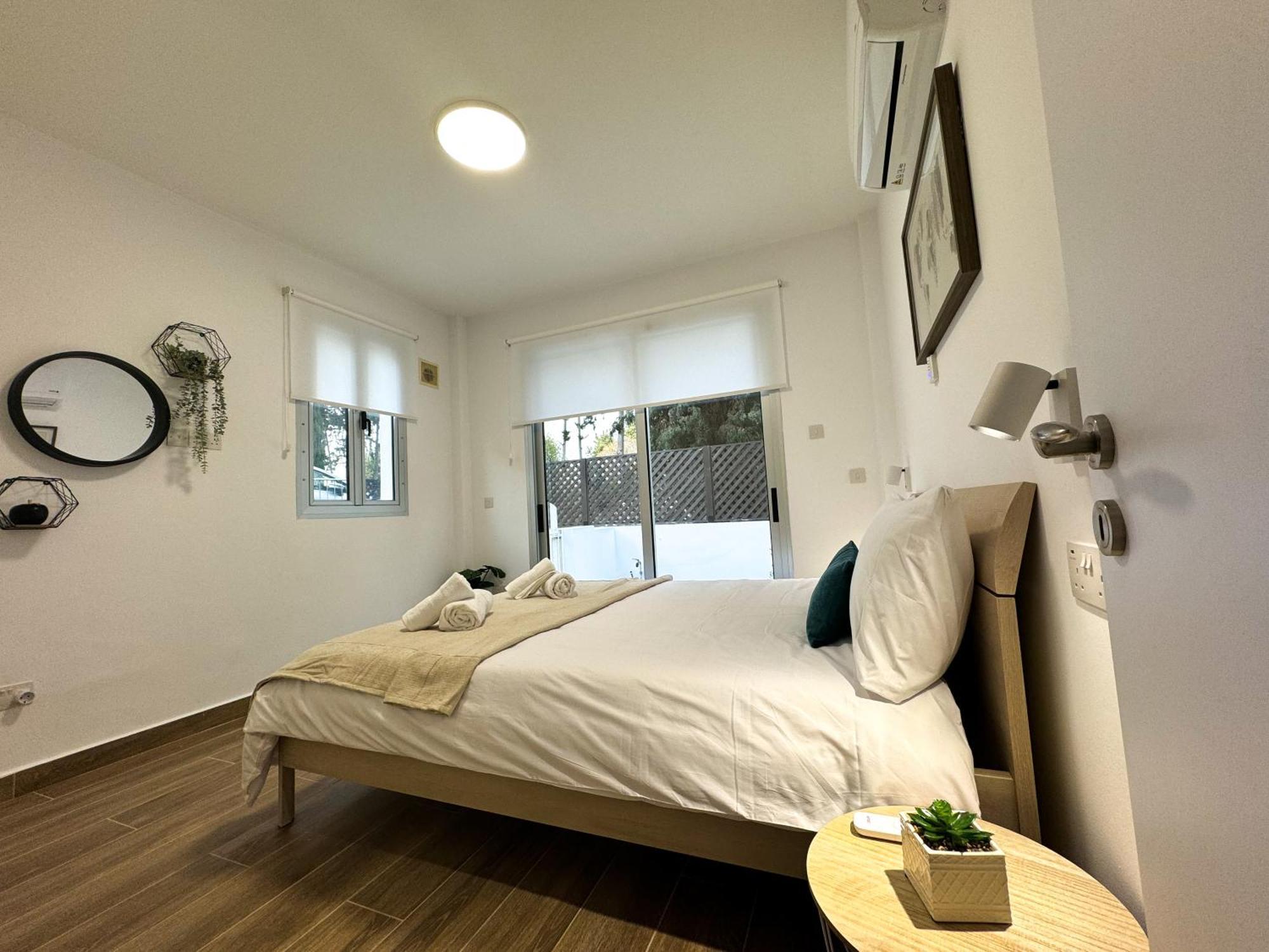 Modern 2Br Apartment With Pool, Veranda & Garden In Paphos Eksteriør billede