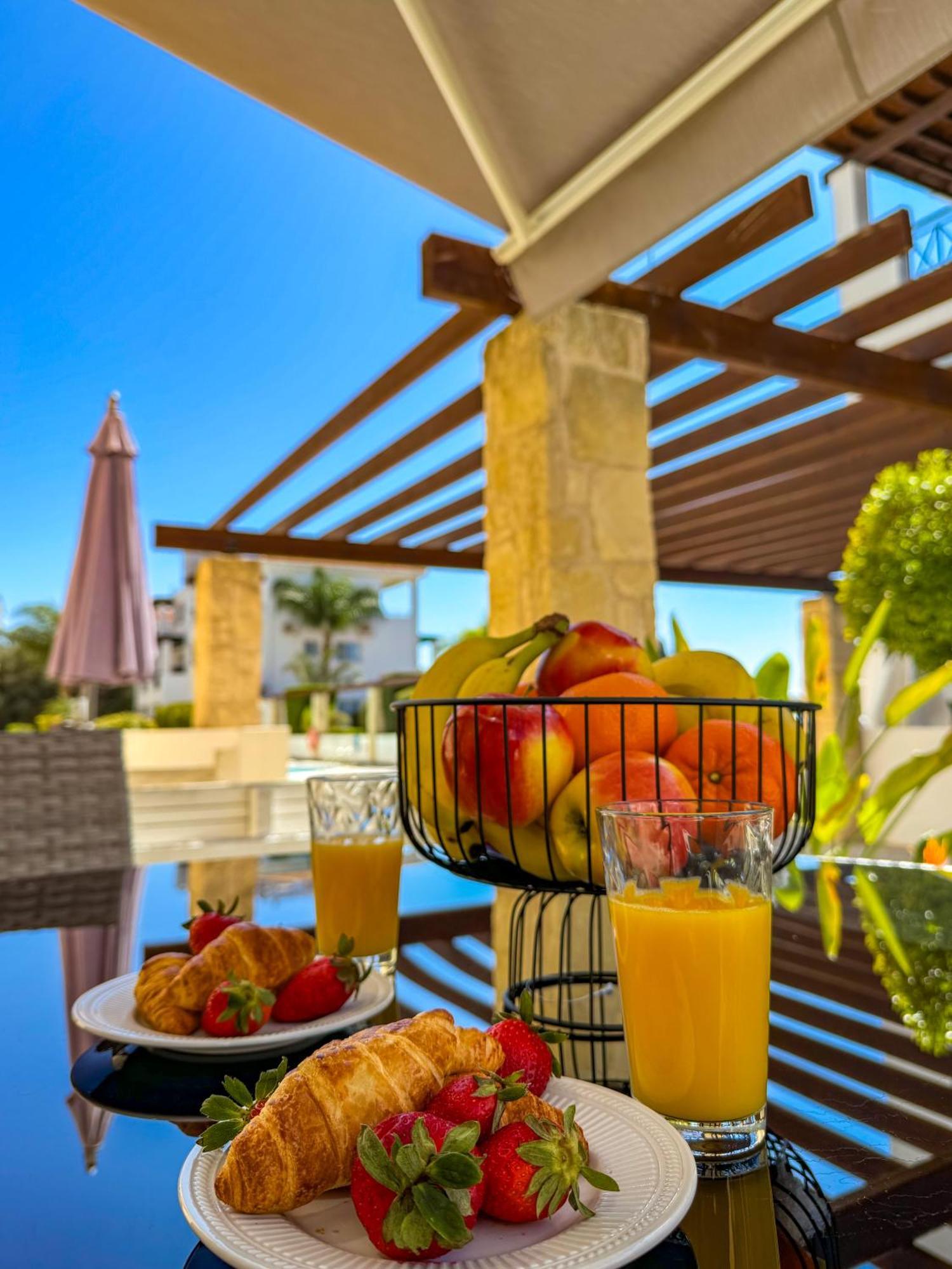 Modern 2Br Apartment With Pool, Veranda & Garden In Paphos Eksteriør billede