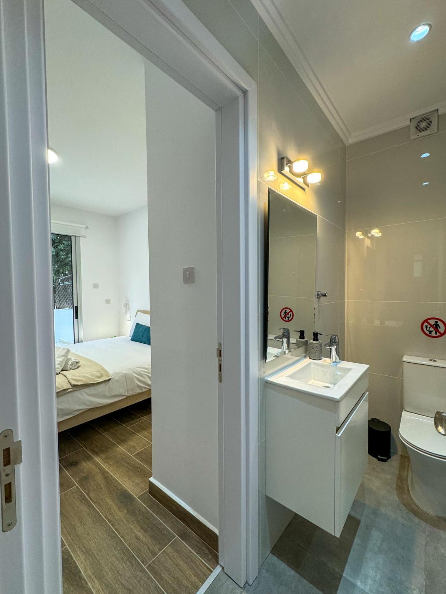 Modern 2Br Apartment With Pool, Veranda & Garden In Paphos Eksteriør billede