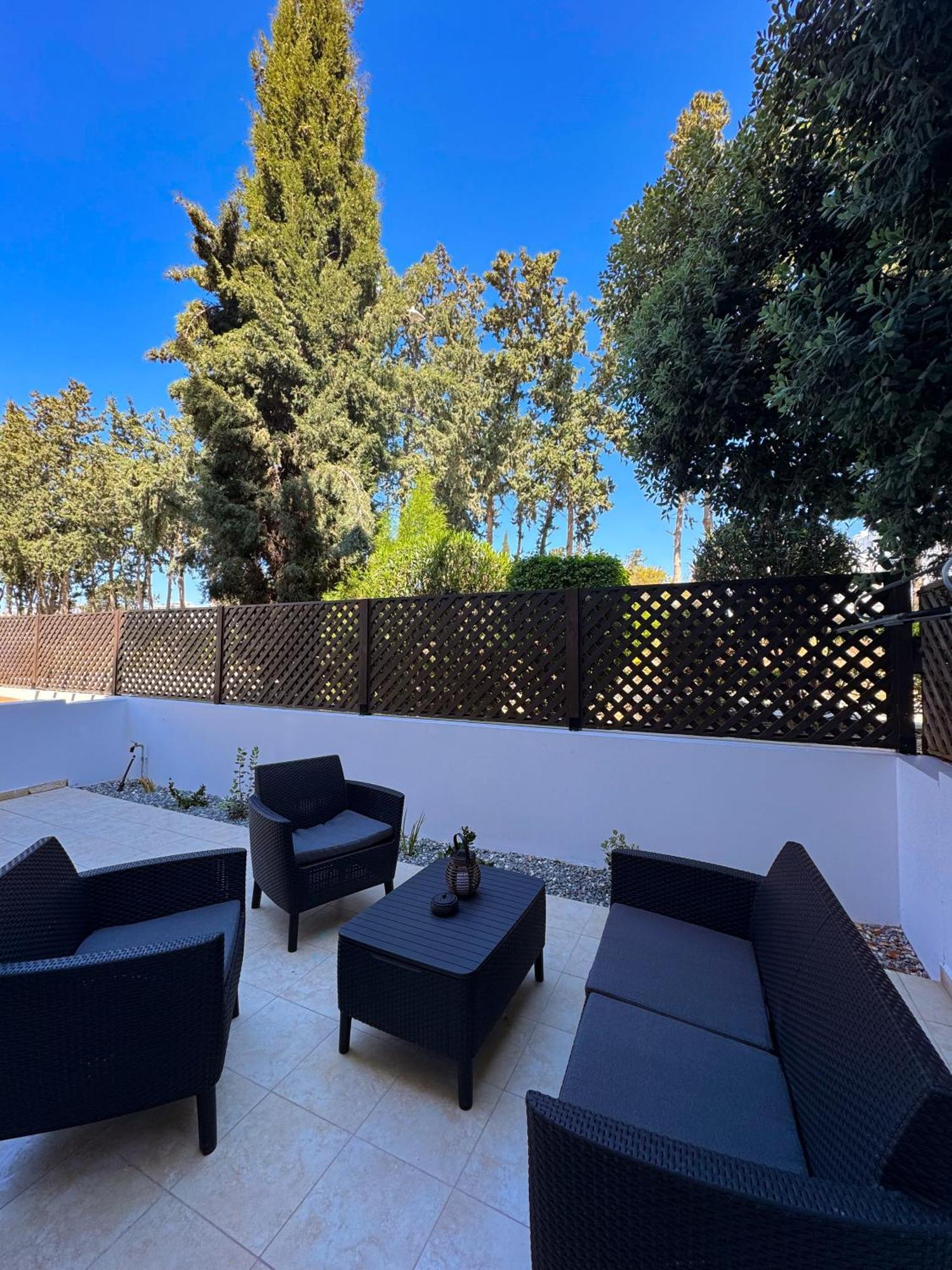 Modern 2Br Apartment With Pool, Veranda & Garden In Paphos Eksteriør billede